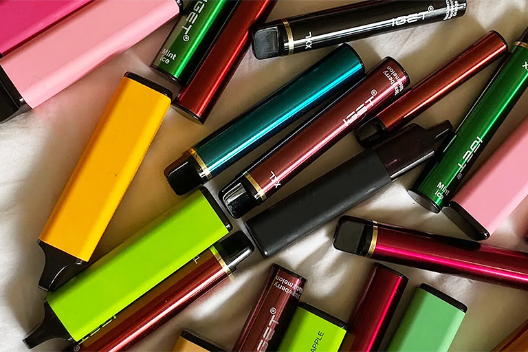 Rechargeable vs Non-Rechargeable Disposable Vapes